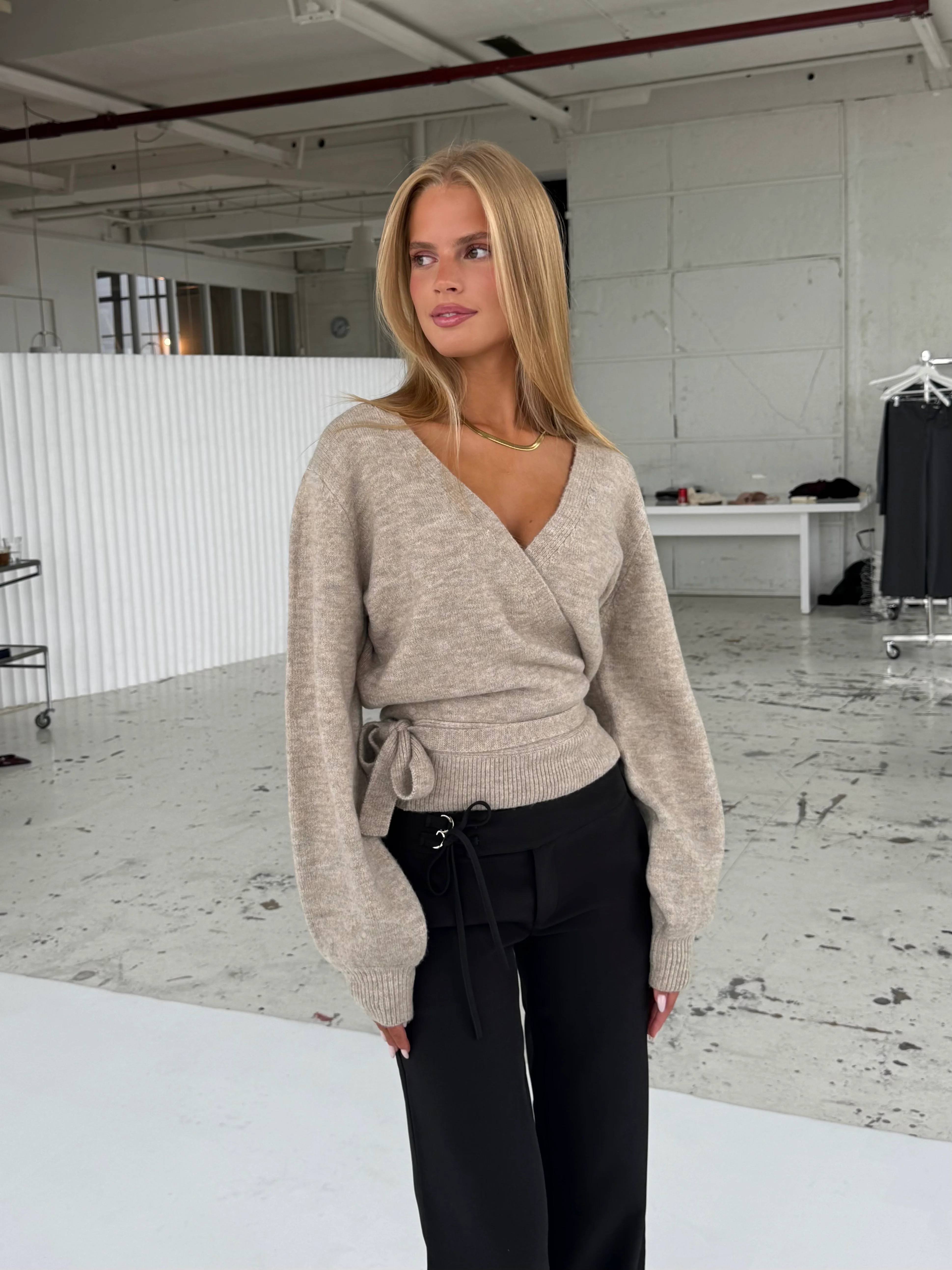 Buckle low waist bukser - sort - Image 4