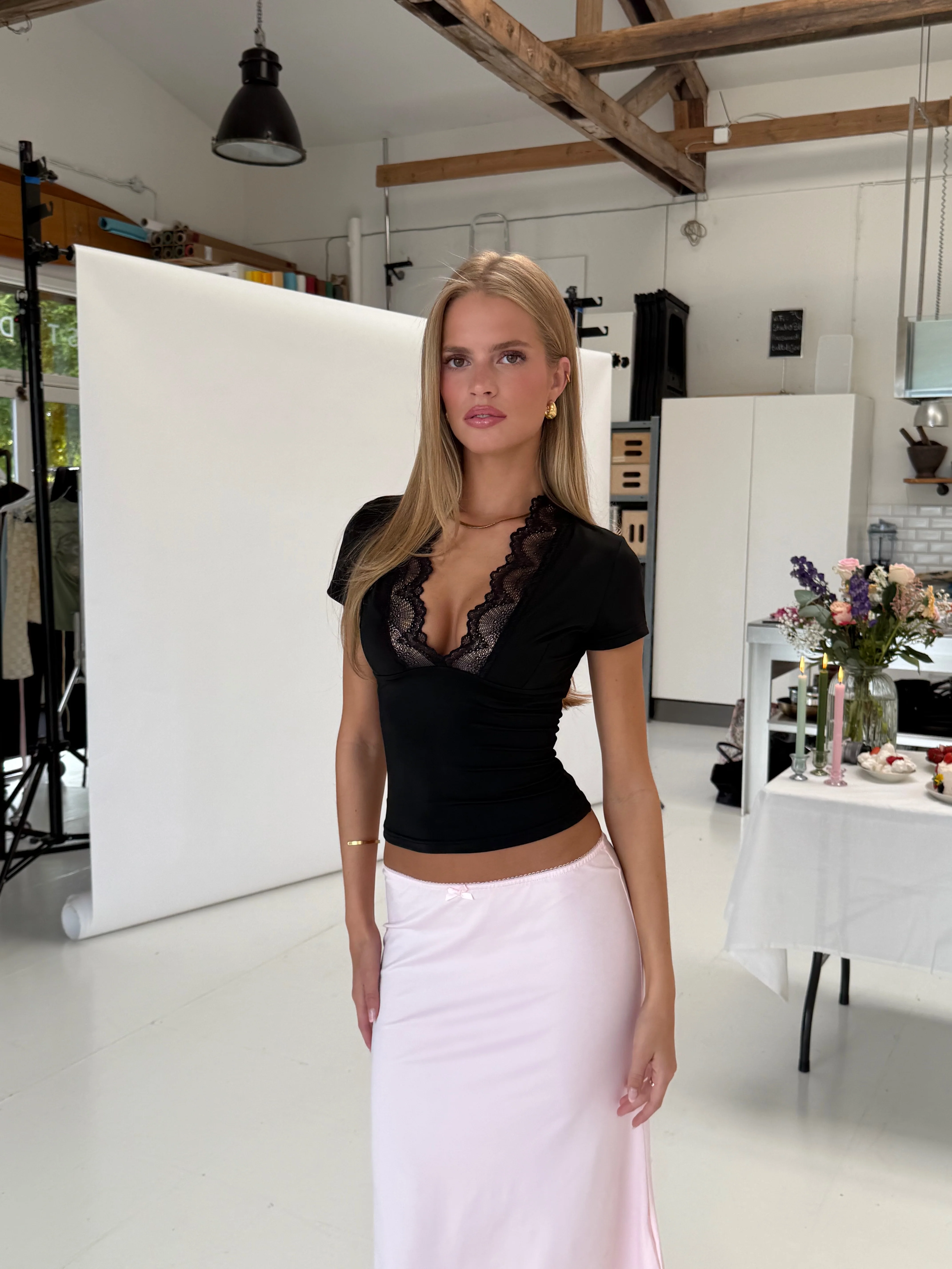 Lucia basic lace tee - sort - Image 2